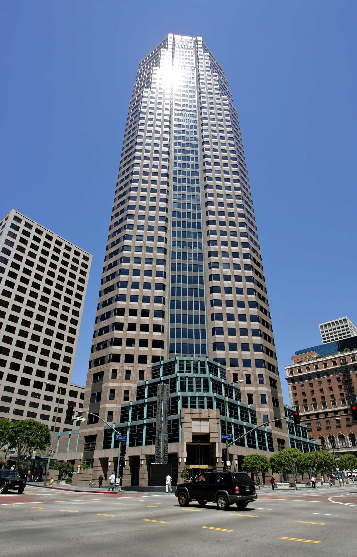Figueroa at Wilshire, Los Angeles - View from the south. © Mathias Beinling
